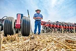 Kurt-Stiefvater-in-no-till-field.jpg