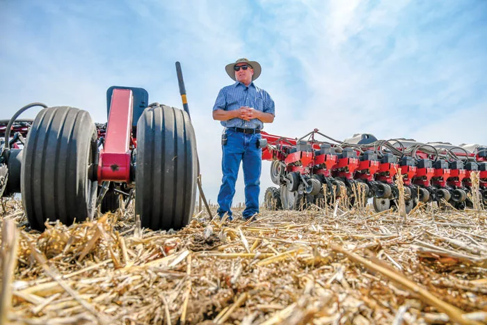 Kurt-Stiefvater-in-no-till-field.jpg